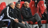 Martin Jol et José Mourinho échangent leurs impressions sur le banc, à côté de Zinédine Zidane