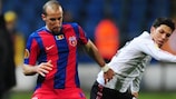 Daniel Pacheco (Liverpool FC) à la lutte avec Iasmin Latovlevici (FC Steaua Bucureşti)