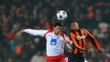 Luiz Adriano (FC Shakhtar Donetsk) lucha por un balón con Aníbal Capela (SC Braga)