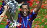Ronaldinho com o troféu da UEFA Champions League ganho com o Barcelona em 2006
