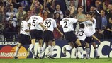 Os jogadores do Valência festejam um golo na meia-final da UEFA Champions League de 1999/2000 frente ao Barcelona