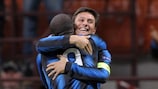 Samuel Eto'o felicita a Javi Zanetti tras su segundo gol en 12 años participando en la UEFA Champions League