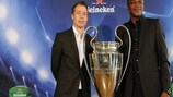 Graeme Le Saux e Marcel Desailly junto do troféu da UEFA Champions League