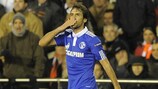 Raúl González salue ses supporteurs après son but pour Schalke