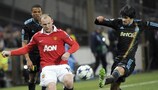 Wayne Rooney (Manchester United FC) und Lucho González (Olympique de Marseille) im Kampf um den Ball