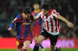 Javi Martínez (derecha) lucha por un balón con Lionel Messi