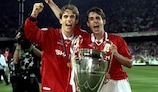 Phil Neville y su hermano Gary con el trofeo de la UEFA Champions League en 1999