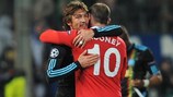 Gabriel Heinze, antigo defesa do United, abraça Wayne Rooney após o apito final