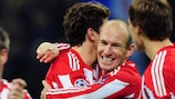Arjen Robben abraça Mario Gomez, autor do golo do Bayern