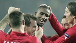 Douglas (ao centro) comemora o golo do empate do Twente