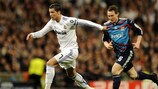 Cristiano Ronaldo disputa uma jogada com Kim Källström