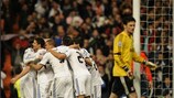 O Real Madrid festeja um dos golos com que eliminou o Lyon nos oitavos-de-final