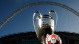 Der Pokal der UEFA Champions League sowie der Endspielball am Wembley-Stadion