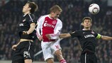Alex et Artem Dzyuba (FC Spartak Moskva) encadrent Siem de Jong (AFC Ajax)