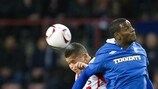 Wilfred Bouma (PSV Eindhoven) à la lutte avec Maurice Edu (Rangers FC)