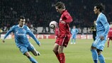 Luuk de Jong (FC Twente) contrôle le ballon devant Aleksandar Luković (FC Zenit St Petersburg)