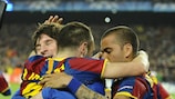 Lionel Messi, Andrés Iniesta e Dani Alves comemoram um dos golos do Barcelona