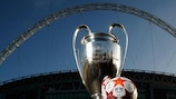 O troféu da UEFA Champions League e a bola da final de Wembley