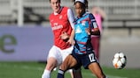 Élodie Thomis (Olympique Lyonnais) protège son ballon lors du match aller devant Jennifer Beattie (Arsenal LFC)
