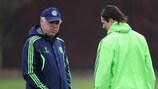 O treinador do Chelsea, Carlo Ancelotti, fala com Fernando Torres