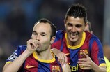 Andrés Iniesta festeja o golo inaugural do Barça seguido por David Villa