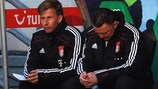 Andries Jonker (à esquerda) vai assumir o cargo de treinador do Bayern depois da saída de Louis van Gaal