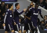 Криштиану Роналду принимает поздравления Эммануэля Адебайора после забитого гола