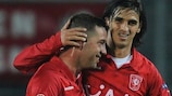 Theo Janssen (à esquerda) e Bryan Ruiz festejam o golo que colocou o Twente a vencer frente ao Villarreal