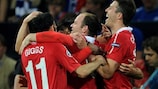 Футболисты "Юнайтед" радуются голу Уэйна Руни в ворота "Шальке"