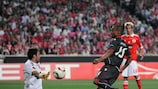 Albert Meyong se enfrenta al portero del Benfica, Roberto, durante el choque de ida de semifinales
