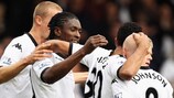 Dickson Etuhu celebra un gol con sus compañeros del Fulham