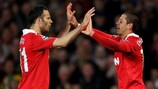 Javier 'Chicharito' Hernández y Ryan Giggs celebran el primer gol del Manchester United