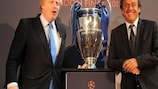 Troféu da Champions League confiado a Londres