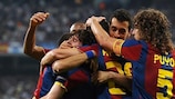 Lionel Messi é congratulado pelos companheiros de equipa