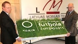 Генеральный секретарь Федерации футбола Латвии Янис Межецкис (справа)