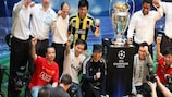 Os adeptos asiáticos compareceram em massa para ver o troféu da UEFA Champions League