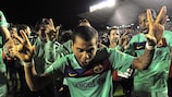 Daniel Alves festeja depois de o Barcelona ter garantido o título da Liga