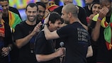 Lionel Messi y Josep Guardiola tras ganar la UEFA Champions League de 2011