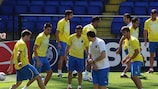 Juan Carlos Garrido (de branco) orienta o último treino da sua equipa antes do jogo com o FC Porto