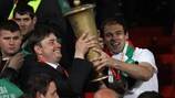 Maciej Skorża e Ivica Vrdoljak, respectivamente treinador e capitão do Légia, erguem a Taça da Polónia