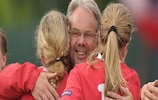 Norwegens Trainer Jarl Torske feiert mit seinen Spielerinnen den Finaleinzug