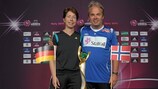 La sélectionneuse de l'Allemagne Maren Meinert et son homologue norvégien Jarl Torske posent avec le trophée à Cervia