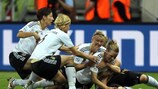 Die DFB-Elf bejubelt den Treffer von Simone Laudehr
