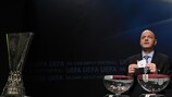 Le secrétaire général de l'UEFA a dirigé le tirage au sort devant le trophée de l'UEFA Europa League