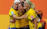 La sueca Lotta Schelin es felicitada por sus compañeros tras marcar ante Francia