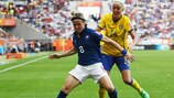 La Française Sonia Bompastor poursuivie par l'attaquante suédoise Josefine Öqvist