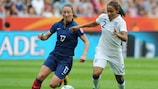 La Française Gaëtane Thiney face à l'Anglaise Alex Scott pendant la Coupe du Monde