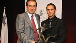Roderick Briffa (à direita) recebe o troféu relativo ao jogador do ano em Malta do presidente da MFA, Norman Darmanin Demajo
