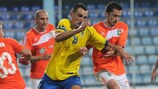 FK Mogren captain Vladimir Gluščević (centre) takes on Litex's Hristo Yanev