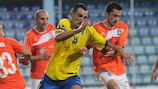 El capitán del FK Mogren Vladimir Gluščević (en el centro) lucha un balón con el fútbolista del Litex Hristo Yanev